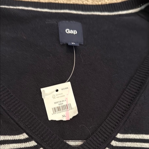 GAP Gray and Navy Blue V-Neck Sweater with Classic Style - Picture 6 of 6